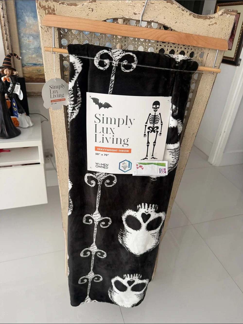 Simply Lux Living Halloween Black & White Skull & Hearts Plush Throw Blanket